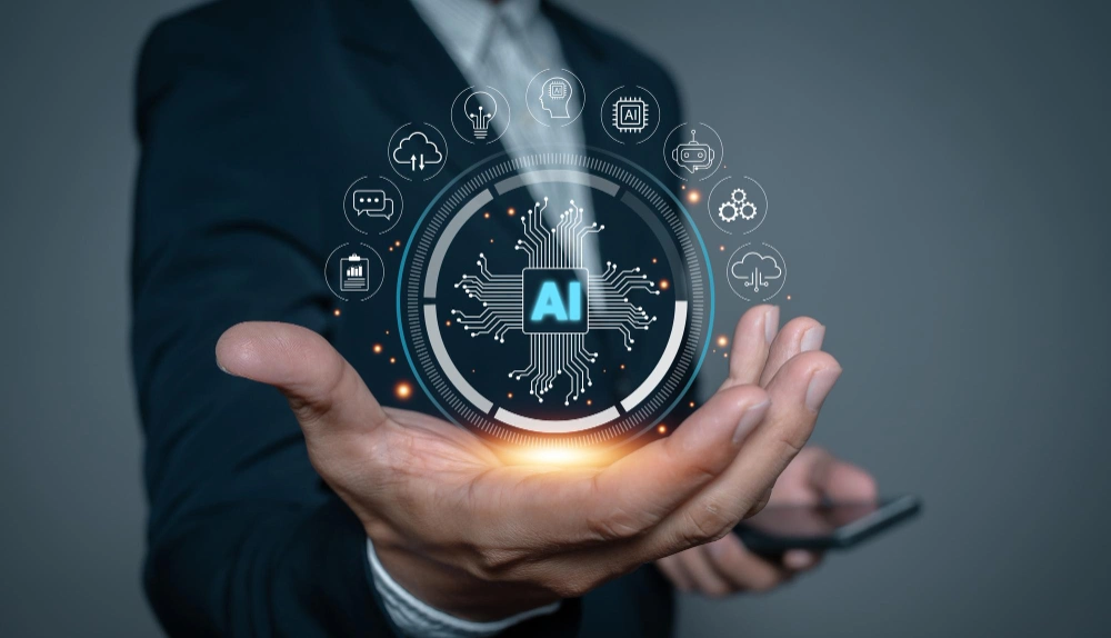Mão de profissional segurando ícone digital de inteligência artificial cercado por elementos tecnológicos