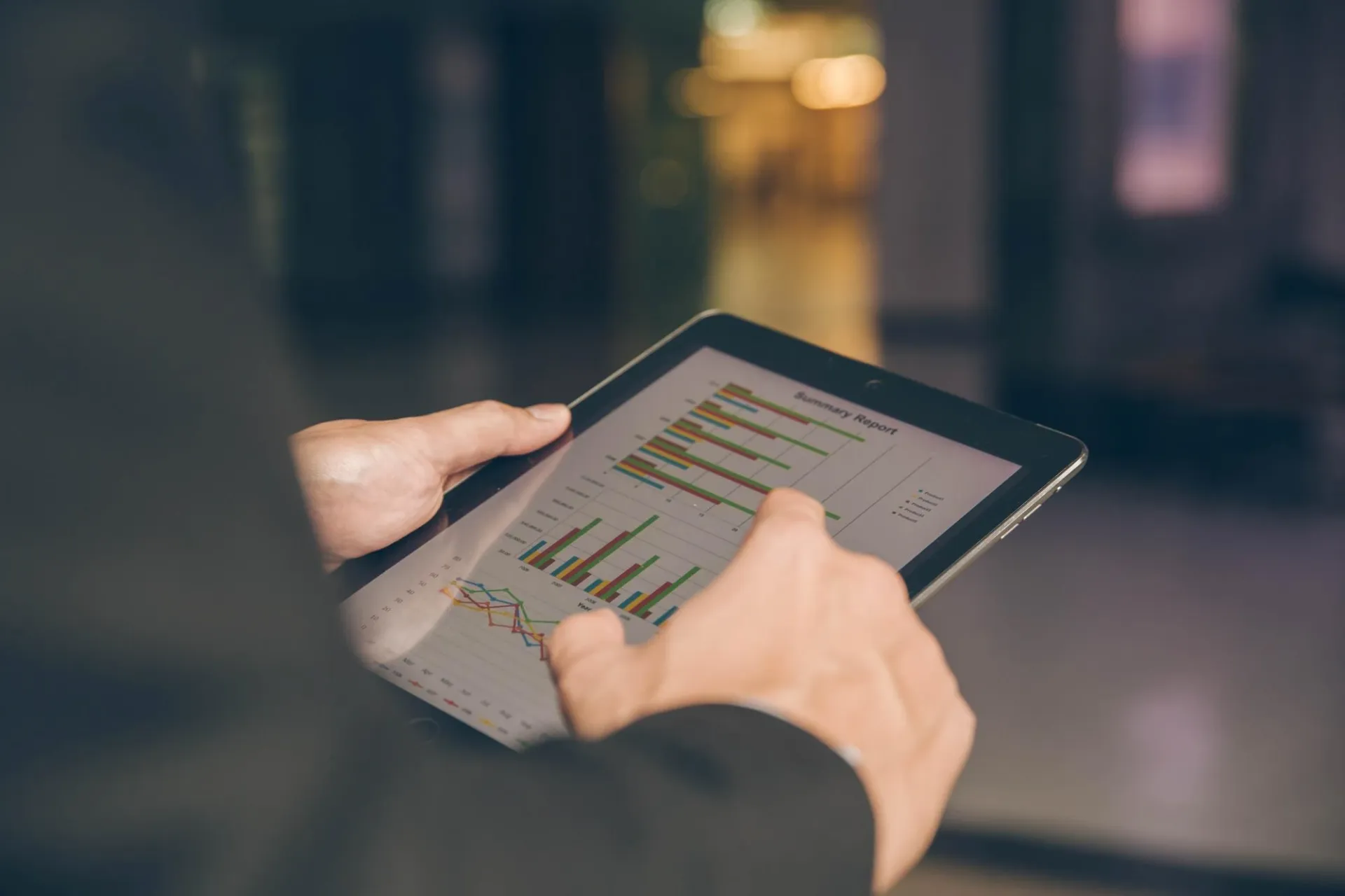 Profissional analisando indicadores financeiros em relatório digital