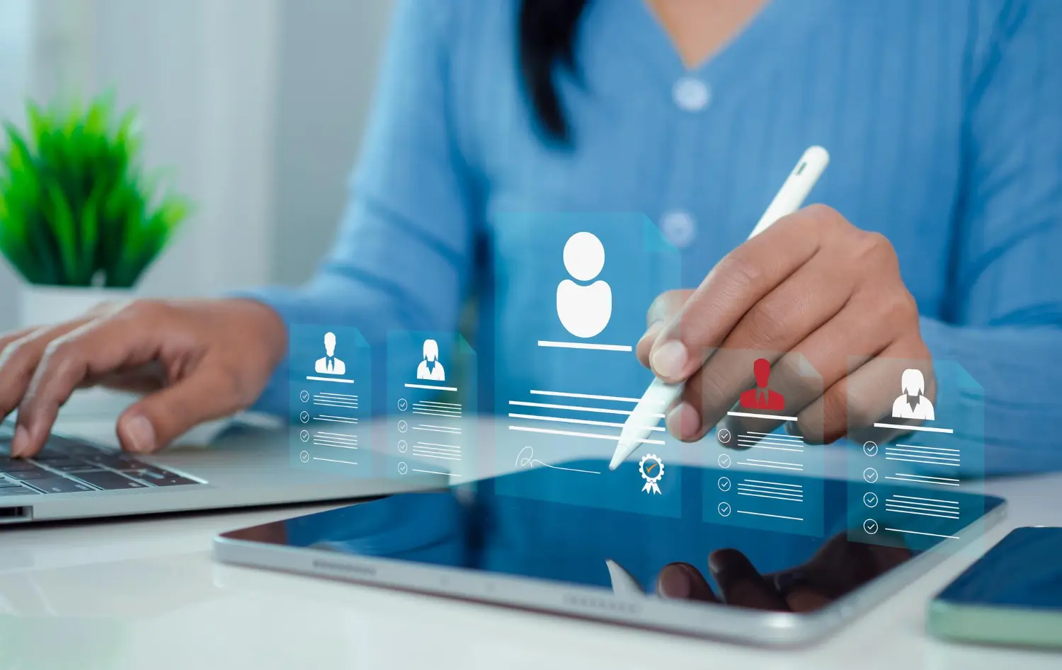 Profissional utilizando tablet com interface digital de perfis, representando automação e gestão inteligente de pessoas.