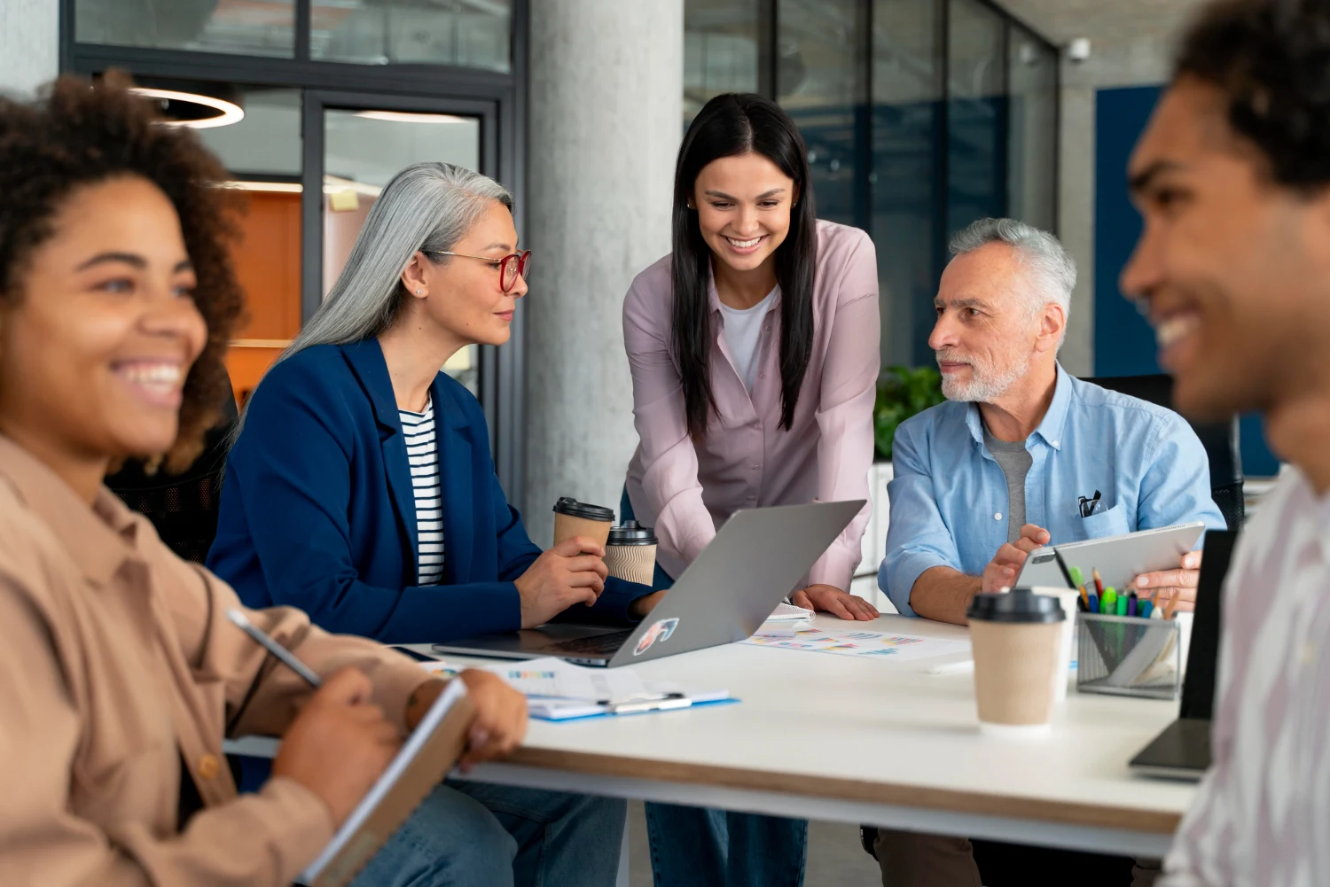 Reunião de liderança em empresa familiar discutindo decisões estratégicas e gestão de pessoas.