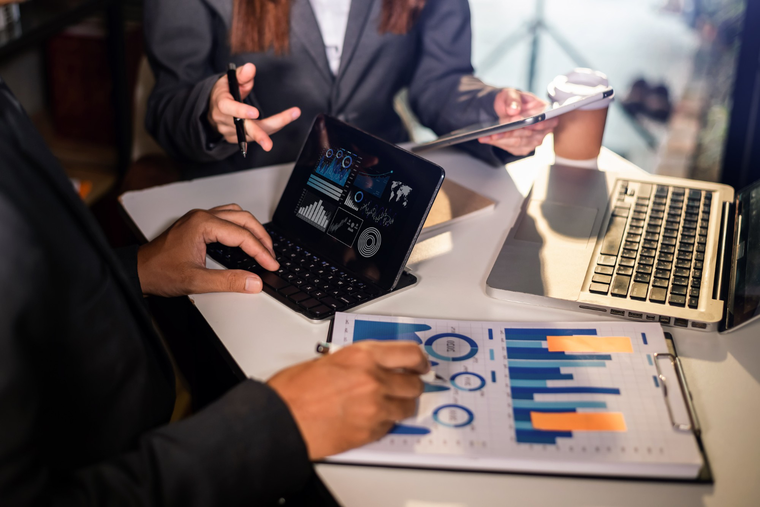 Gestores analisando gráficos financeiros e indicadores de desempenho da empresa.