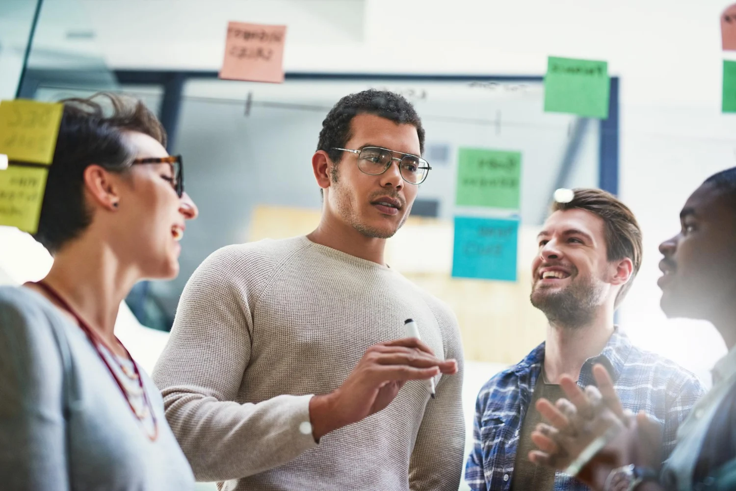 Gestão de desempenho e desenvolvimento de equipes em PMEs Gestor conduzindo conversa de desenvolvimento e alinhamento com equipe em ambiente corporativo, representando gestão de desempenho em pequenas e médias empresas.