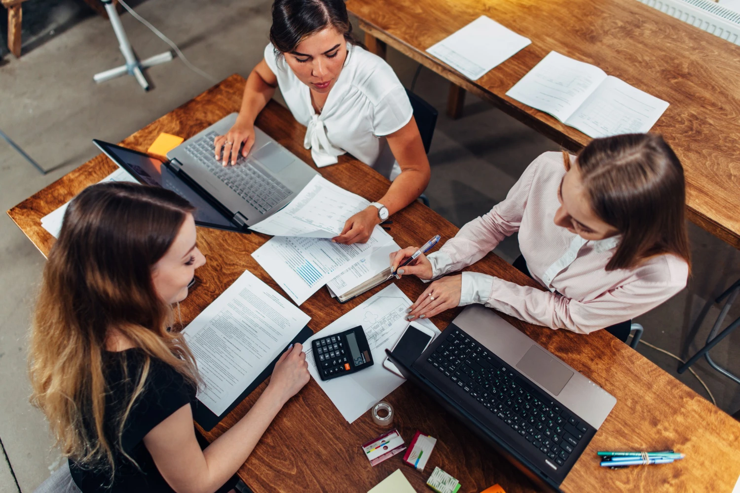 Conferência de documentos fortalece a conformidade empresarial Equipe administrativa revisando documentos contábeis, financeiros e fiscais em reunião de conferência para garantir conformidade empresarial.